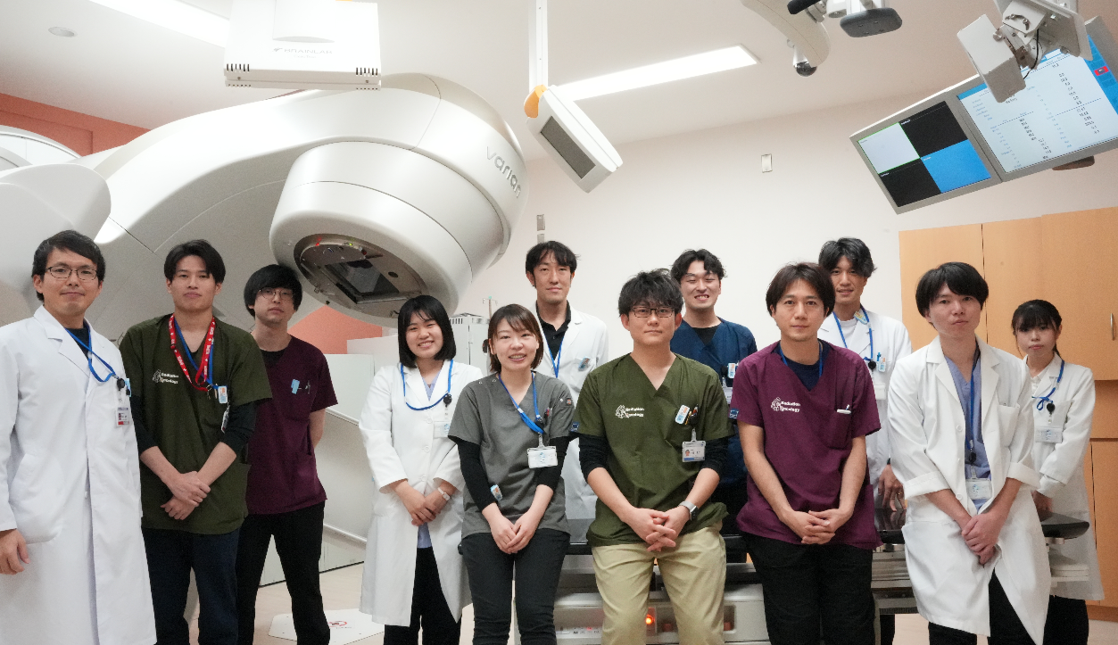 図1. 国立がん研究センター中央病院　放射線品質管理室（筆者は前列右から2番目）。